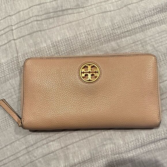 Tory Burch Beige Pebbled Leather Wallet with Gold Logo - Picture 2 of 15